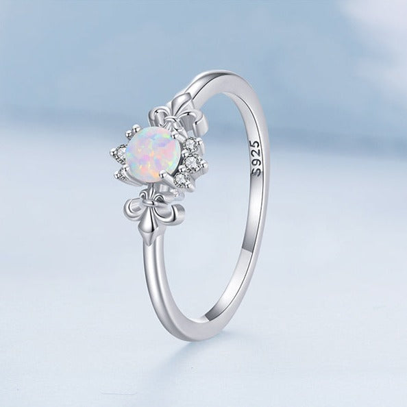 Ring with opal stone